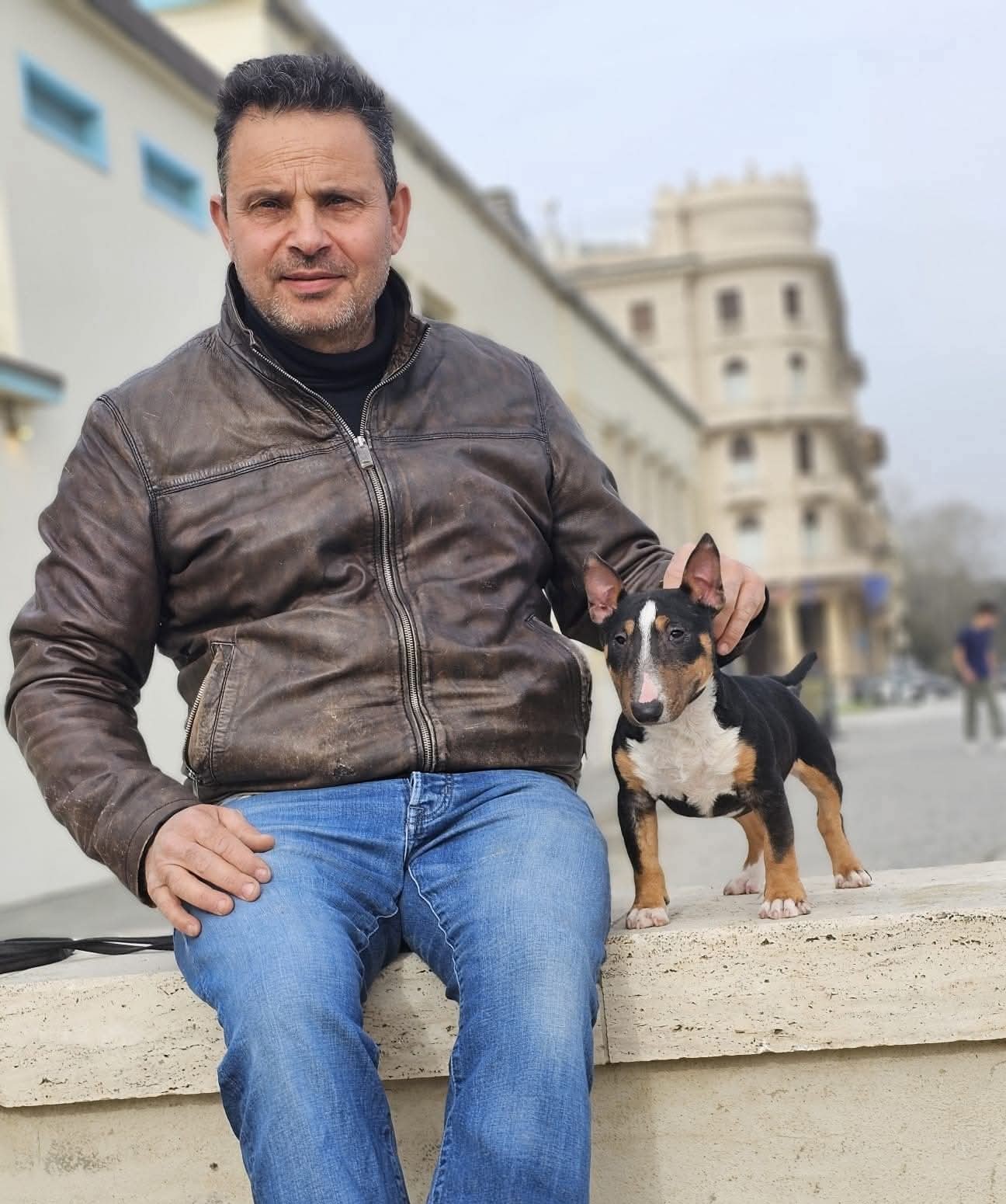 Giuseppe con un Miniature Bull Terrier